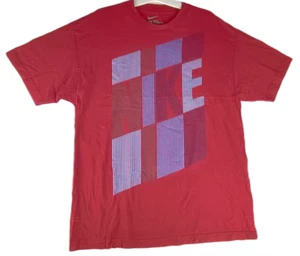 Camiseta NIke Talla L Calce Regular Hombre Color ROJO con Letras Azul y Vino - Imagen 1 de 6