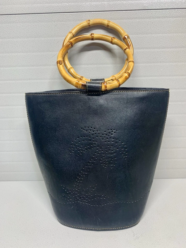 Cartera de mano vintage rara Tommy Bahama de cuero perforado negro con asa de bambú Foto 1 de 4