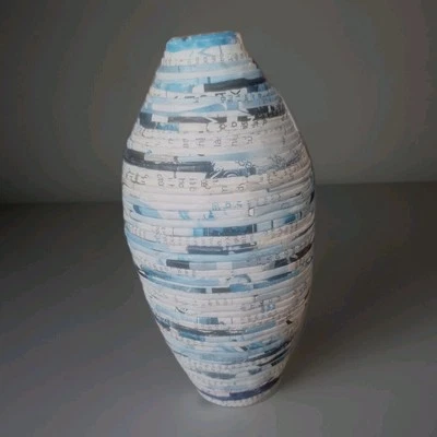 Jarrón decorativo hecho de revistas recicladas 9"  Foto 1 de 4