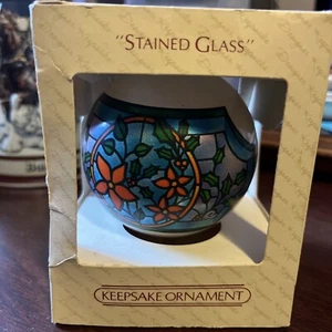 Ornamento Hallmark in vetro colorato 1982, sfera di vetro, Poinsettias vintage - Foto 1 di 5