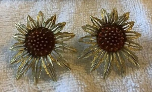 Vintage 1950s Sarah Coventry Sunflower Earrings 1 3/4" Clip On Goldtone Lucite - Picture 1 of 8