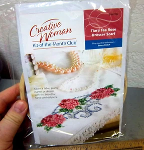 Kit Mujer Creativa del Mes, Tiara Tea Rose Cómoda Bufanda, Kit Sin Abrir - Imagen 1 de 2