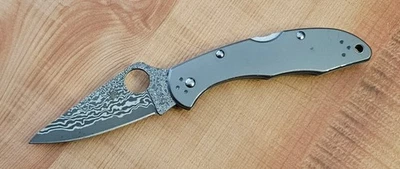 SPYDERCO DELICA 4 FACAS DOBRÁVEIS CABO DE TITÂNIO VG10 AÇO DAMASCO C11TIPD A - Imagem 1 de 4