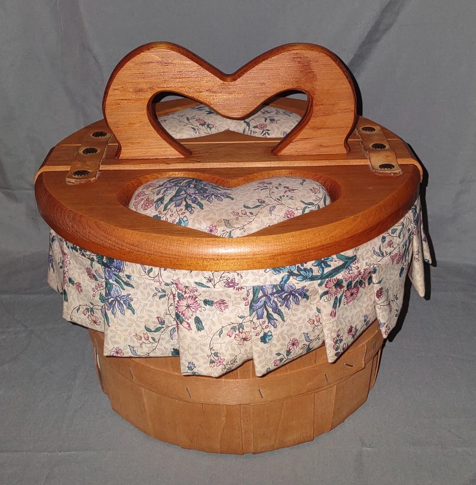 老式分盖缝纫野餐存储柳条篮子心形手柄衬里11x11 — 第 1/4 张图片