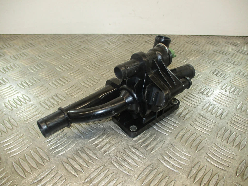 Ford Fiesta 2011 MK7 1,4 TDCi KVJA. Termostato y carcasa 54K Foto 1 de 4