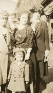 M09 Vtg Photo UNIQUE HATS AT THE POST OFFICE c 1920's - Imagen 1 de 2