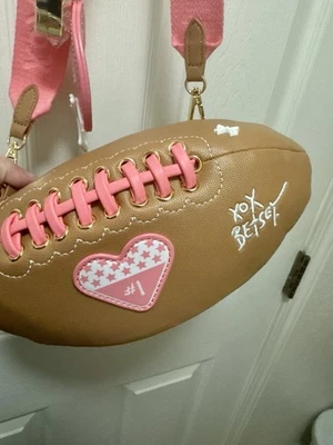 Nuevo con etiquetas Bolso Bandolera Bolso sin asas Betsy Johnson Xotoss Día del Juego en Forma de Fútbol con Dijes Foto 1 de 4