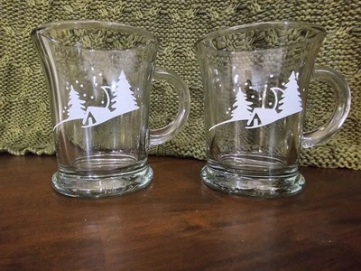 ВИНТАЖНЫЙ Anchor Hocking пьедестал кружка кабина, снег, деревья зимняя сцена комплект из 2 США - Изображение 1 из 4