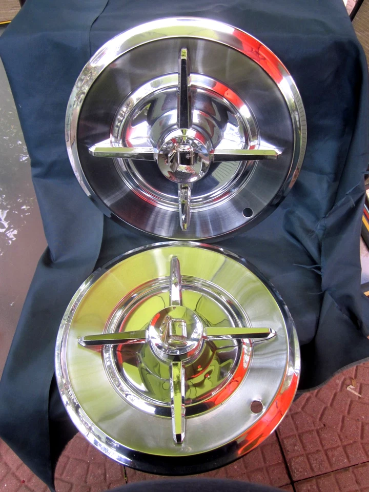 LOTE DE 2 TAPACUBOS DODGE ROYAL LANCER 1957 VINTAGE Foto 1 de 4