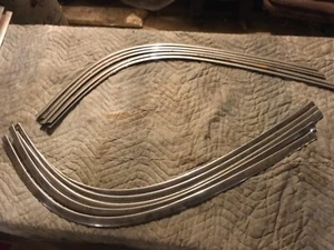 PAR DE MOLDURAS PARABRISAS EXTERIOR INFERIOR SEDÁN CHEVROLET EL CAMINO 1959, 1960 - Imagen 1 de 1