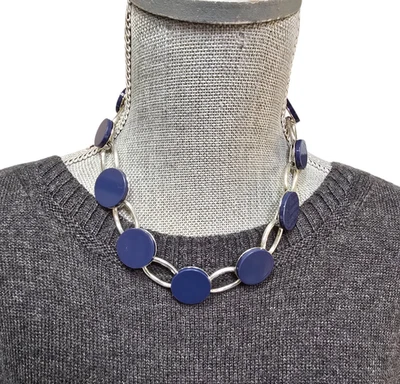Collar llamativo Alfani de eslabones en tono plateado y disco de colores nuevo con etiquetas Foto 1 de 4