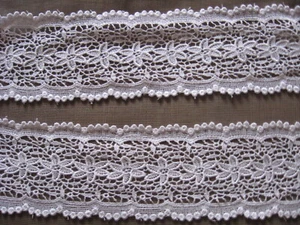 9 YDS SCALLOPED LOVELY WHITE FLORAL RAYON VENISE LACE. - Picture 1 of 4