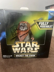 Star Wars Wicket The Ewok Fully Poseable Boxed And Signed By Warwick Davis 1998 - Picture 1 of 3