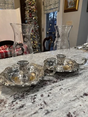 2 candelabros de cámara con placa de plata ornamentada con pantalla de huracán de vidrio grabado Foto 1 de 4