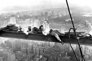 Rascacielos de viga con siesta 30 rocas piso 69 en B&W póster fotográfico impresión artística 334 - Imagen 1 de 1