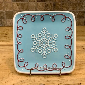 "Plato de postre Hallmark copo de nieve azul rojo borde lazo cerámica Navidad 7""" - Imagen 1 de 6