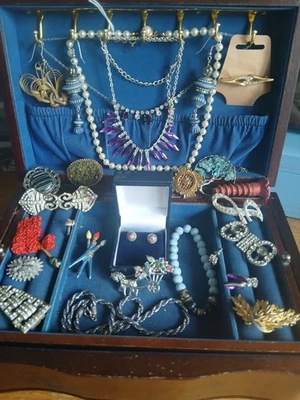 Vintage und Moderner Modeschmuck Restposten Box nicht dabei Re Wear or Up Cycle - Bild 1 von 4