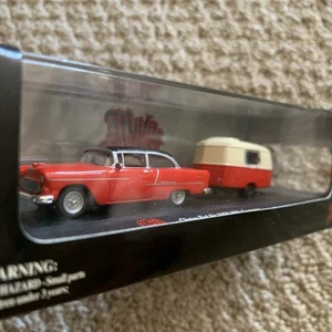 HO Malibu International RED/BLACK 1955 CHEVY BEL-AIR W/CARAVAN  W/CASE  1:87th - Picture 1 of 7