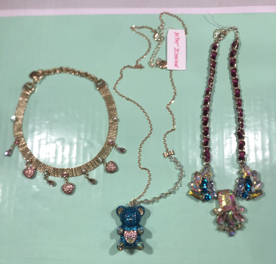 Lote de 3 collares Betsey Johnson’s  Foto 1 de 4