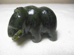 VINTAGE GREEN NEPHRITE JADE FIGURINE BEAR with FISH in mouth - Picture 1 of 3