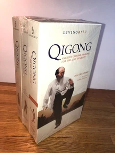 NEW ~ QIGONG Chi Set of 3 VHS For Healing, Energy LivingArts Documentary ~ RARE - Foto 1 di 4