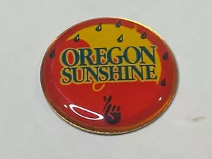 Spilla da bavero vintage Oregon Lottery State Lotto dita incrociate sole gocce di pioggia - Foto 1 di 2