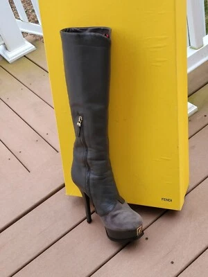 $1,800 Fendi Fendista Plataforma Botas Altas Gris talla 38.5 8.5 Foto 1 de 4