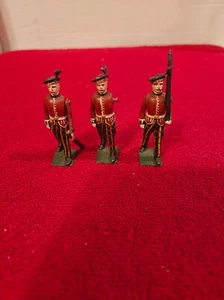 BRITAINS METAL PAINTED TOY SOLDIERS (3) MARCHING with GUNS ESTSAT FIND - Picture 1 of 8
