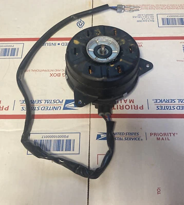 17 TOYOTA PRIUS V motor ventilador de refrigeração direito fabricante de equipamento original 168000-8430 - Imagem 1 de 4