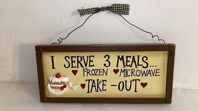 Placa de madeira rústica “I Serve 3 Meals...”, placa de humor, placa engraçada - Imagem 1 de 4