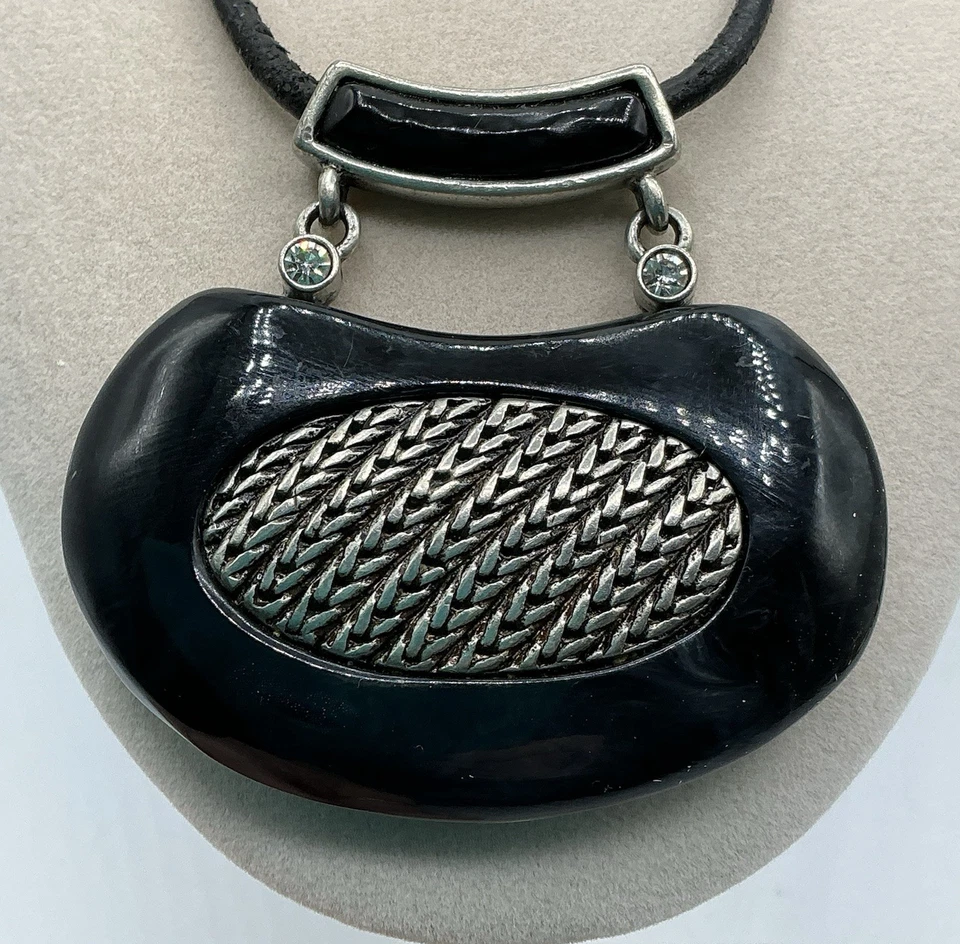 Collar de cuero llamativo colgante grande tono plata piedra negra Chicos Foto 1 de 4