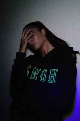 Sudadera con capucha de cristal de Swarovski Snoh Aalegra RSVP  Foto 1 de 3