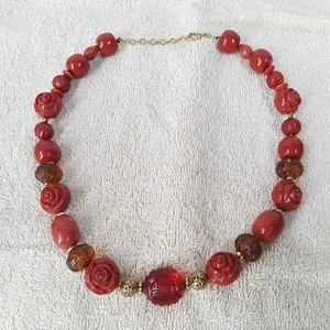 Girocollo con perline in acrilico intagliato rose e oro rosso ambra 18" - Foto 1 di 18