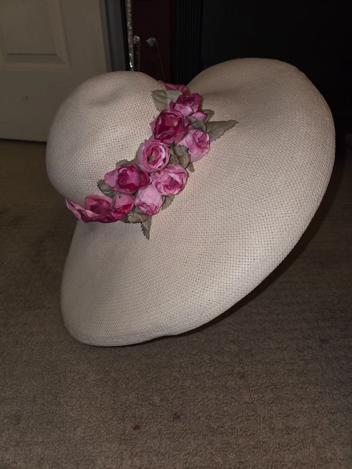 Sombrero de mimbre blanco usado propiedad de Vivien Leigh con flores del estilista Sydney Guilaroff Foto 1 de 4
