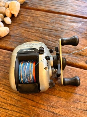 Mulinello da pesca in argento, necessita di riparazione - Immagine 1 di 4