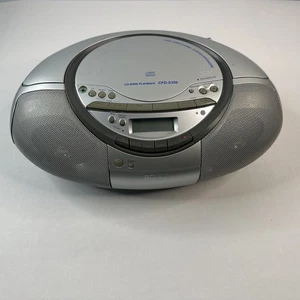 Boombox portátil Sony CFD-S350 (CFDS350) CD/cassette con cable de alimentación (plateado) - Imagen 1 de 9