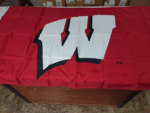 Officially Licensed NCAA Wisconsin Badgers Team Logo 3' x 5' House Flag  Red Cover