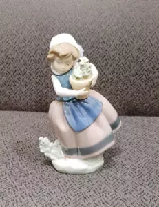 1983 Lladro 5223 "Der Frühling ist da" Mädchen mit Blumen (nicht mehr produziert) - Bild 1 von 3