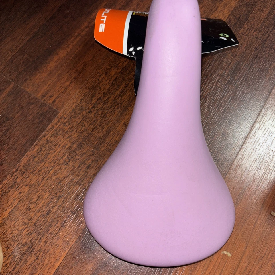 Asiento de bicicleta acolchado juvenil Sunlite MX 5 1/2 pulgadas por 9 pulgadas - púrpura con abrazadera Foto 1 de 1