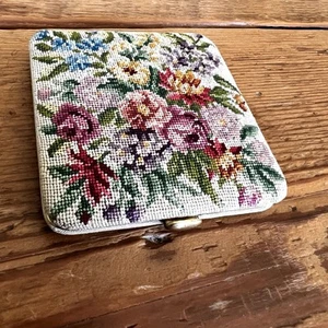 Vintage Schildkraut Petit Point Floral Tapestry Powder Compact Case 1940s Unused - Picture 1 of 10