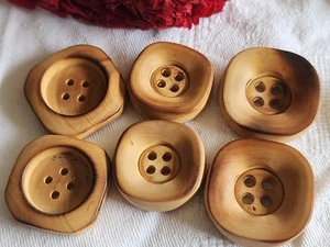 Lot 6 gros boutons anciens en bois brut 2,7 à 3,2 cm à trous ref 1461 - Picture 1 of 5