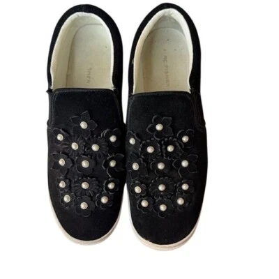 Zapatillas sin cordones Marc Fisher de terciopelo negro con adornos florales y perlados para mujer Foto 1 de 4