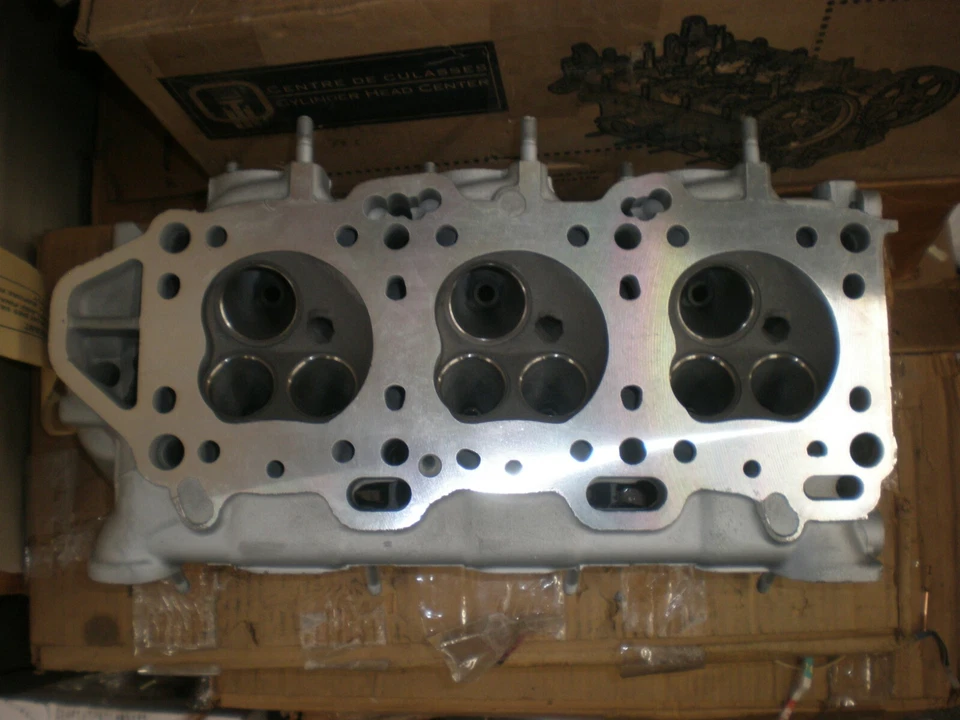 MAZDA 929 MPV 18 VALVE 3.0 SOHC V6 CASTING # JE06 LEFT SIDE CYLINDER HEAD Foto 1 de 4
