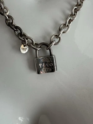 Gargantilla con candado Tiffany & Co. 1837 con cadena de ley Tiffany .925. Foto 1 de 4
