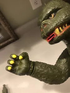Raro MATTEL 1977 SHOGUN WARRIORS GODZILLA TIRO PUGNO MANO PARTE stampo colato - Foto 1 di 11