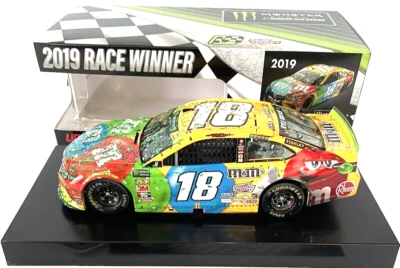 #18 Kyle Busch M&Ms Homestead Win 2019 Camry 1/24 Hood abre campeón serializado Foto 1 de 2