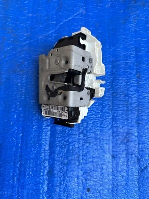 Dodge Durango 2014 pestillo de cerradura de puerta delantera derecha P045899ag A Foto 1 de 4