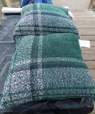 Par de almohadas verdes con estampado de cuadros 20 x 20 Foto 1 de 3