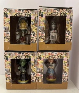JUEGO DE 4 ARTÍCULOS DE REGALO MINI BOBBLEHEAD WESTLAND MAGO DE OZ MAGO DE OZ NUEVO EN CAJA - Imagen 1 de 9