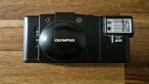 Olympus XA2 fotocamera pellicola 35 mm con flash A11 design compatto non testata - Foto 1 di 3